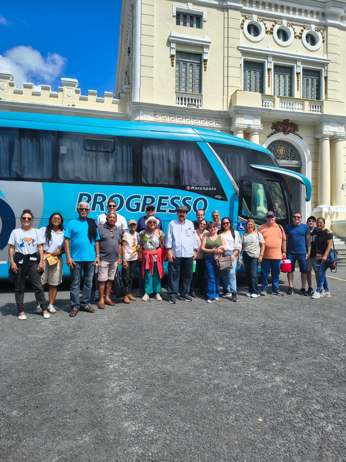 Grupo reunido diante de um ônibus e do edifício do Comando Geral, em foto divulgada pela ASSORRP